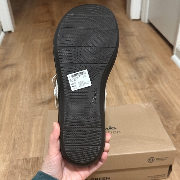 CLARKS | Knotted Bow Thong Sandals - Picture 6 of 6